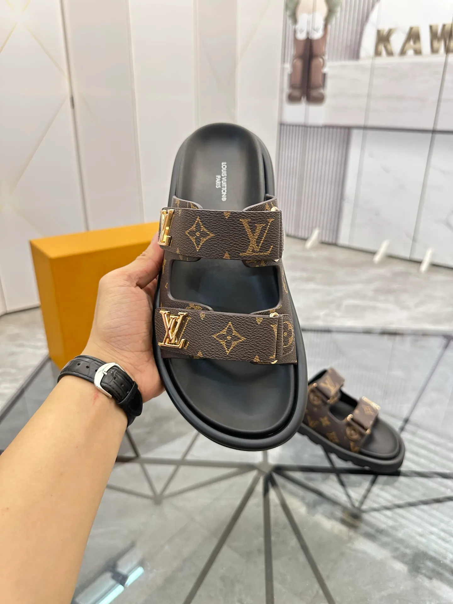 Men's shoes: 💰P400¥ Product trademark: LV * "Louis Vuitton*" slippers and sandals Regular size: 35-45 (can be customized to 46) Couple style Product materials: uppers imported from counters, original materials, breathable lining, original outsole. Number: 698